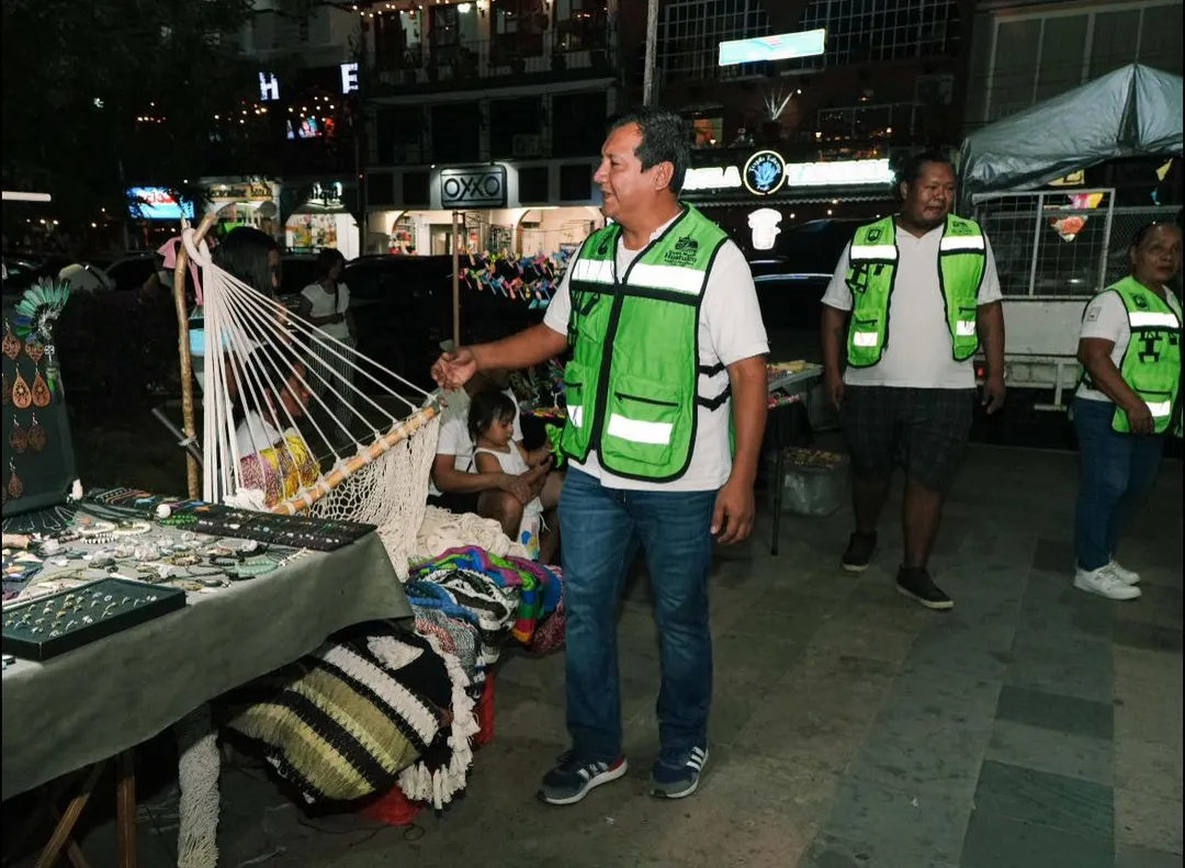 Imagen de Commercial Activity Supervised to Maintain Order in La Crucecita
