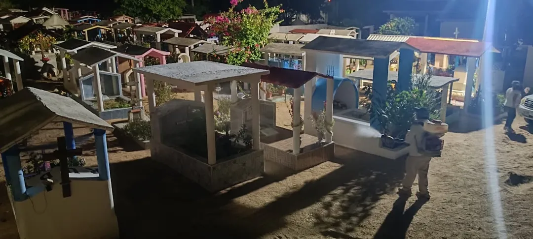 Imagen de Nebulización preventiva en panteones de Huatulco