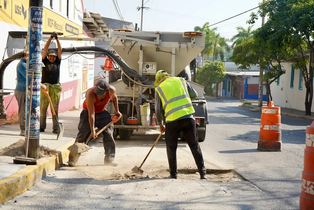 Santa Cruz Huatulco: Pothole Repair Work