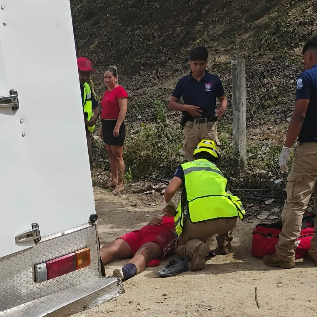 ATIENDEN A MENOR LESIONADO TRAS DERRAPAR EN MOTOCICLETA EN TODOS SANTOS