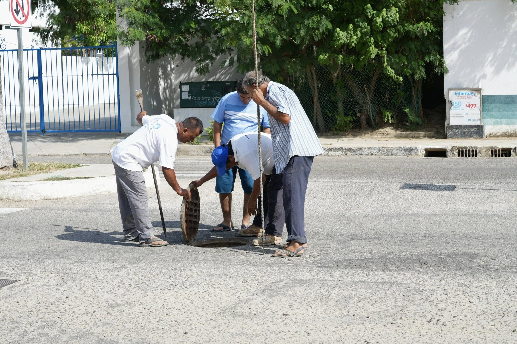 Trabajos de desazolve en la dársena de Santa Cruz