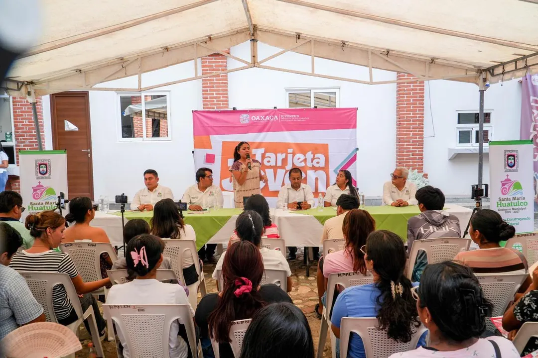 Acercando beneficios a las juventudes de Huatulco