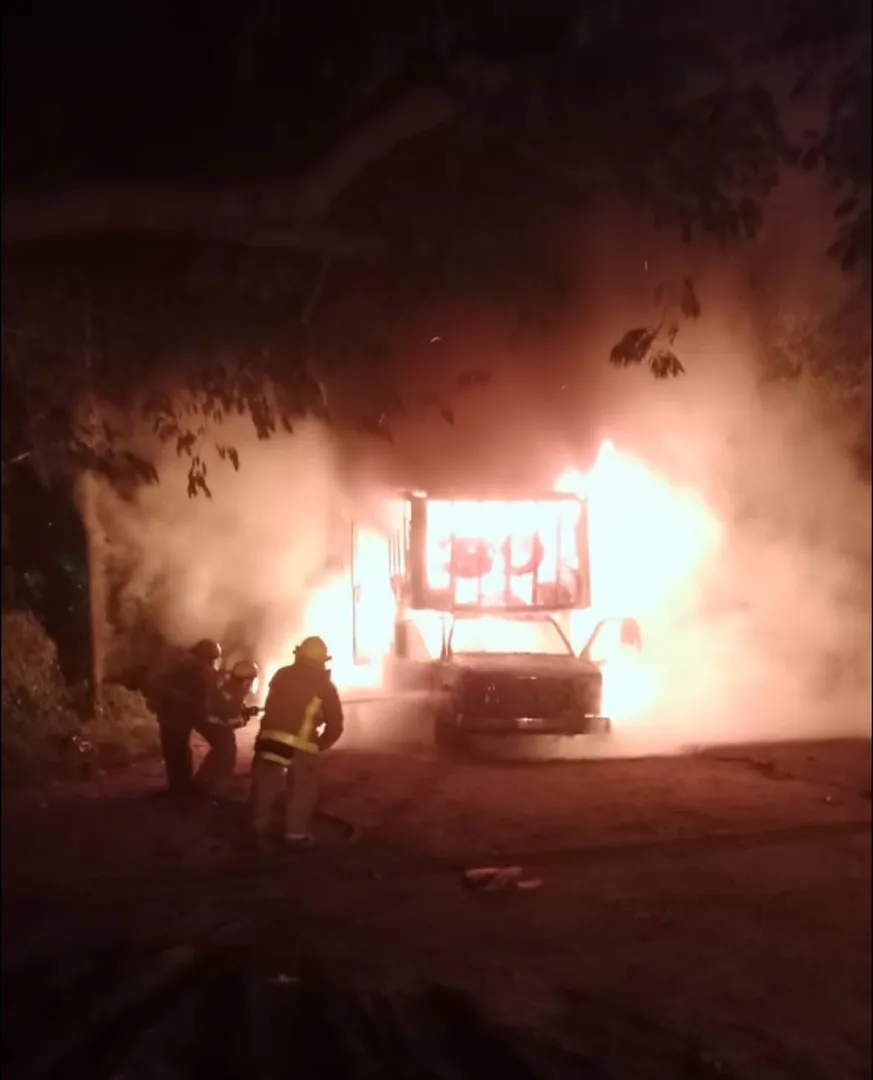 Huatulco Civil Protection and Firefighters Extinguish Vehicle Fire on Federal Highway 200
