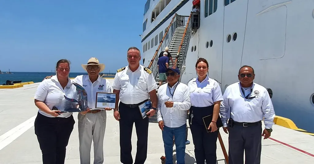 Una bienvenida que trasciende fronteras: intercambio de placas en Huatulco
