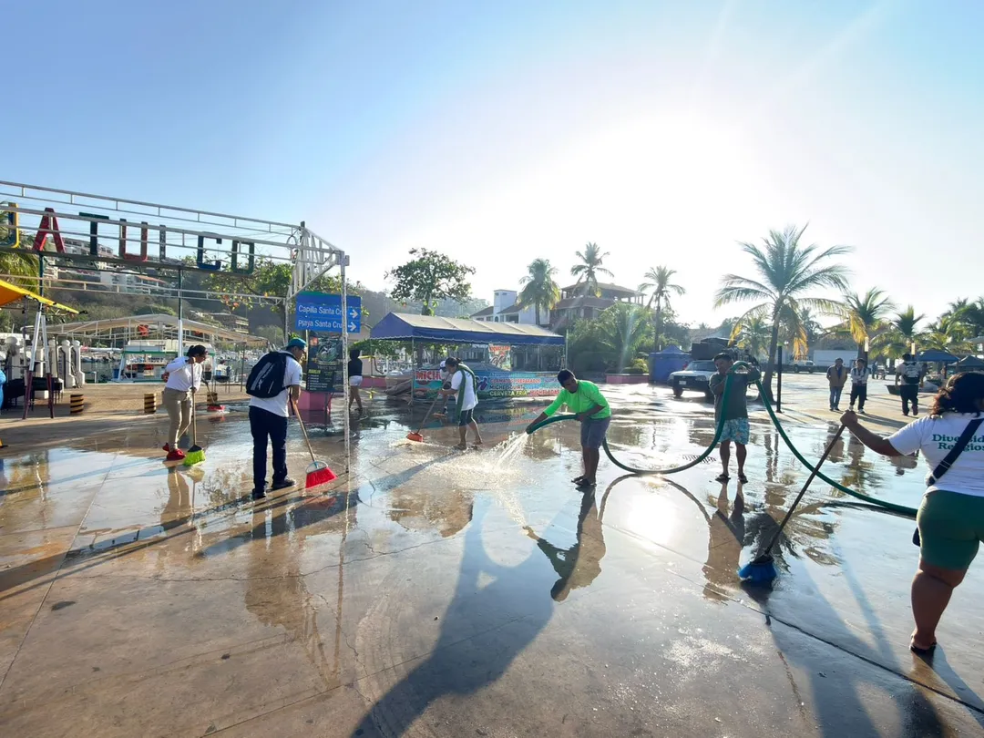 Imagen de Commitment and Unity in Service of Huatulco