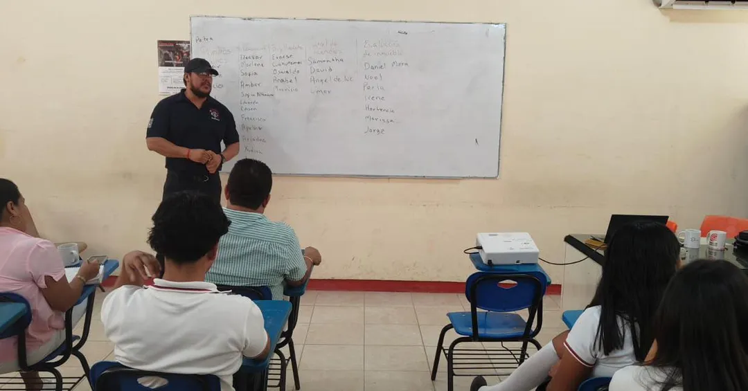 Formando brigadas escolares en Huatulco