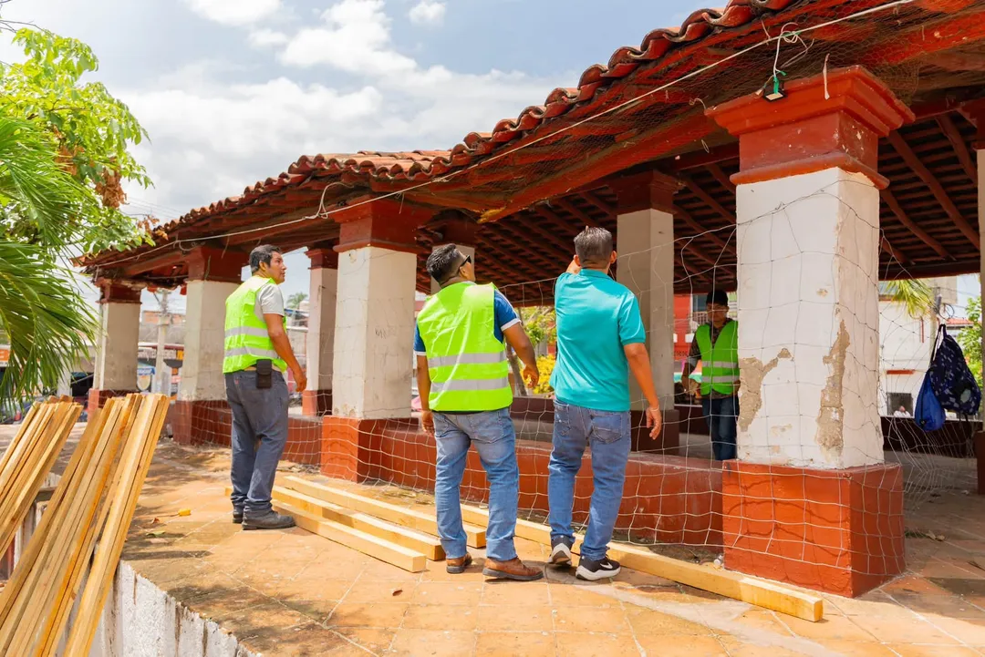 Trabajos de apuntalamiento para prevenir riesgos en el Mercado Antiguo