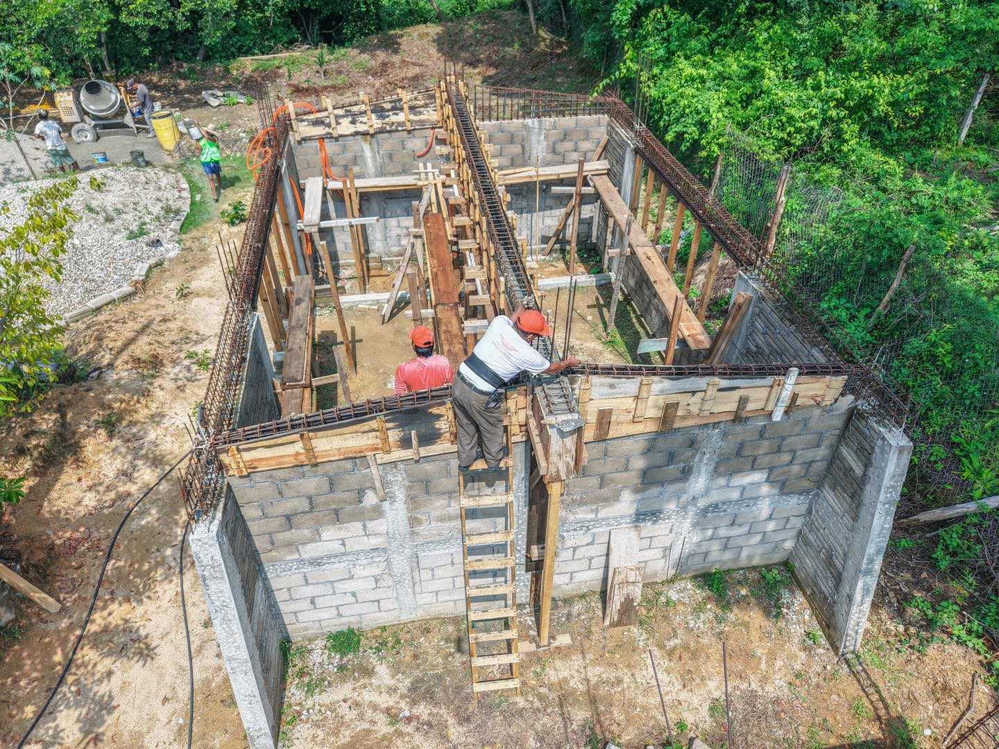 Construction of a Didactic Classroom at Barrio La Mina School