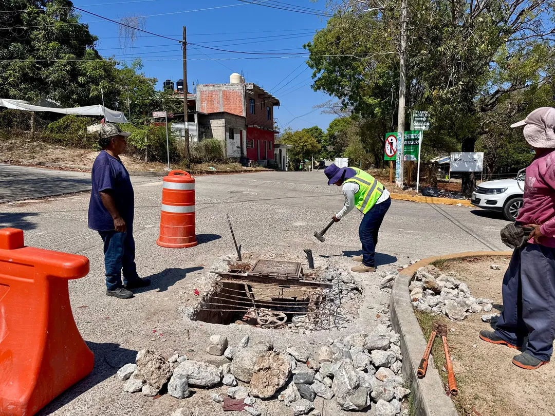Maintenance Work Carried Out on Manhole Cover in Huatulco