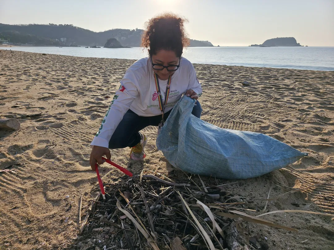 Imagen de  Acciones de limpieza en Playa Tangolunda 