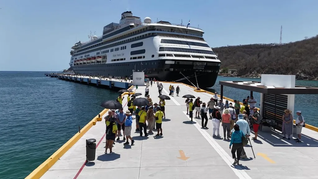 The Port of Huatulco Receives the MS Zaandam Cruise Ship