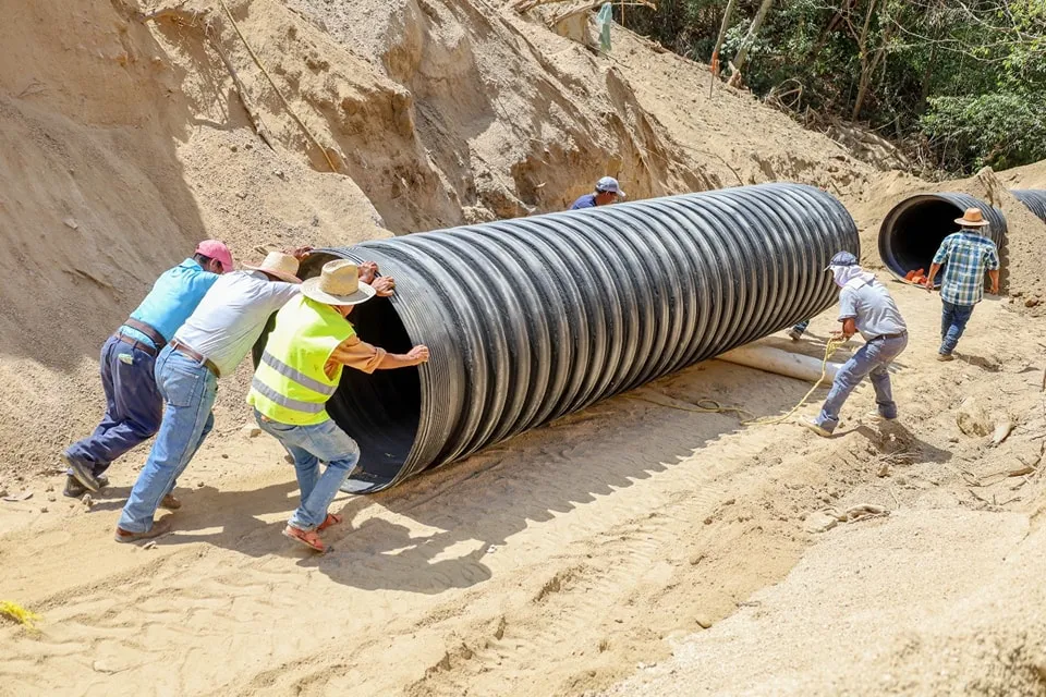 Obras Públicas instala tubería pluvial de polietileno en nueva calle entre Eugenia Pardo y Guarumbo