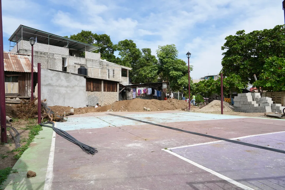 Imagen de Improving Community Sports Court in Sector U2