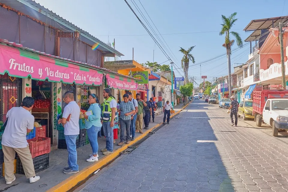 Dependencias municipales evalúan movilidad e infraestructura en Avenida Principal de Santa María Huatulco