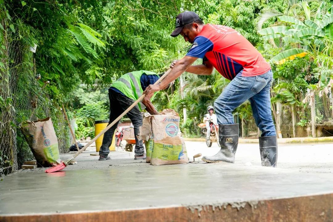 Paving Progresses in Paso Ancho