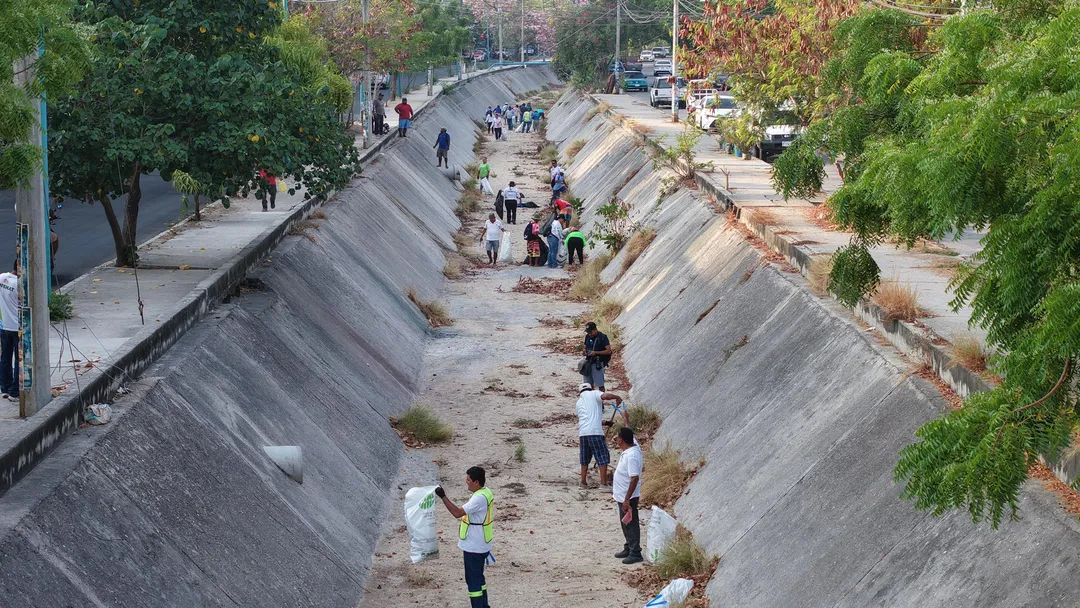 Llevamos a cabo una jornada de limpieza en el canal del Sector U2 Norte