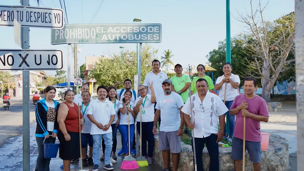 Municipal Government Coordinates Cleaning "Tequio" in the Parque de Arena of Santa Cruz Huatulco