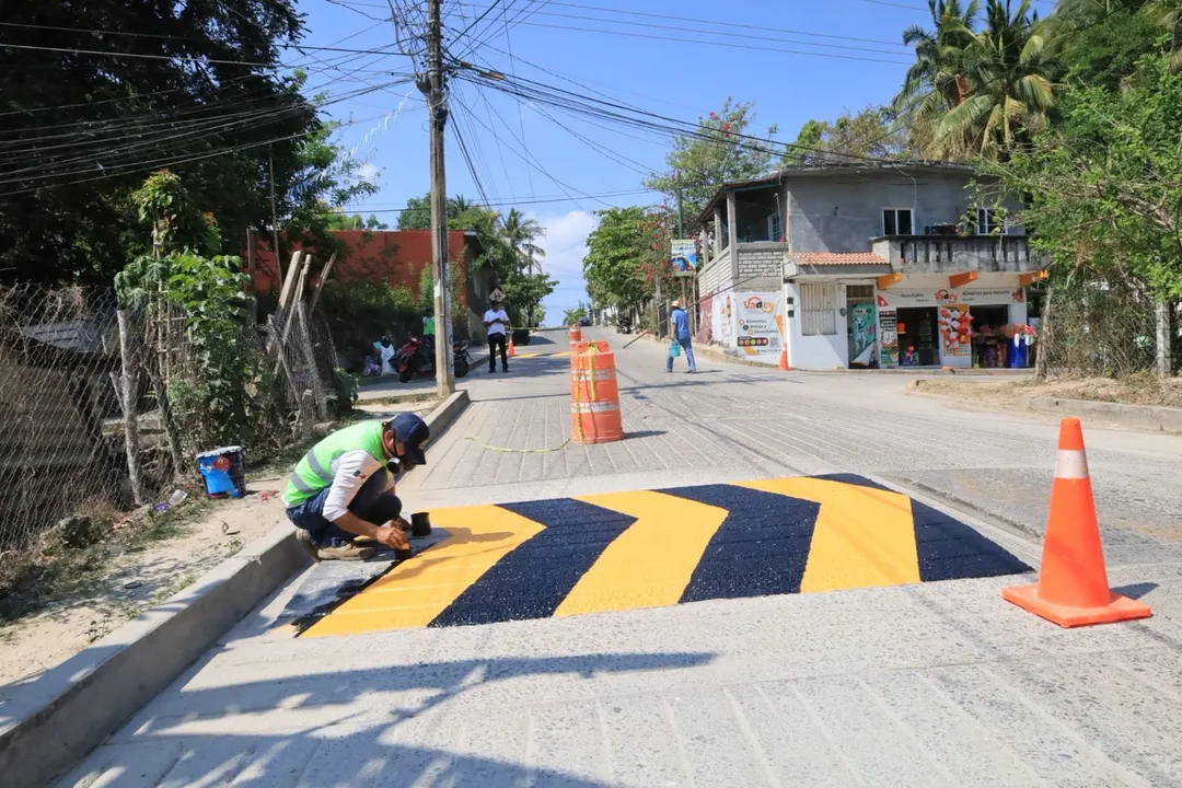 Imagen de  Trabajos de limpieza y pintura de topes en Barrio Maguey