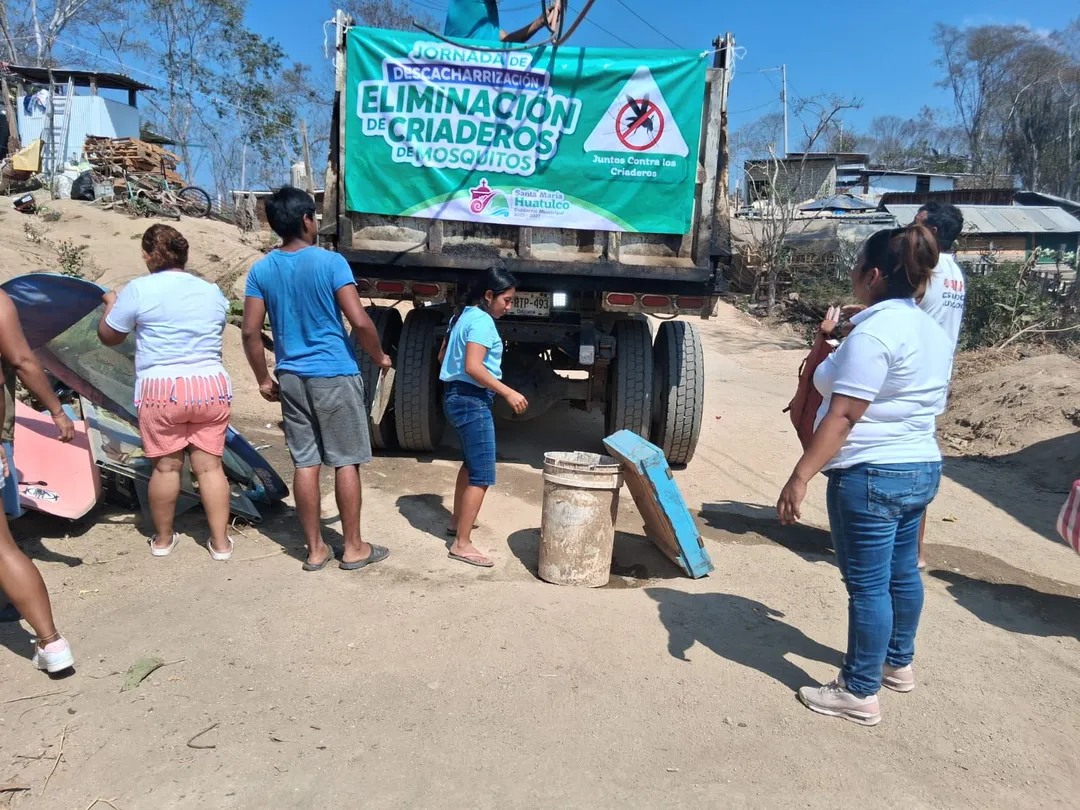 Continúa la jornada de descacharrización en la agencia de Santa Cruz Huatulco
