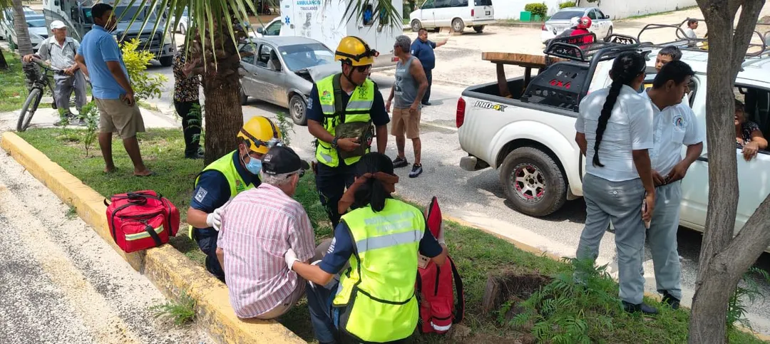 Civil Protection Responds to Road Accident on Main Boulevard in Santa María Huatulco
