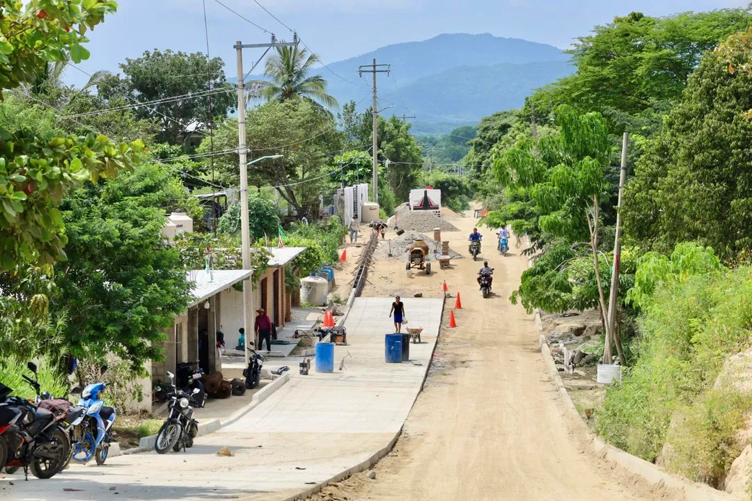 Paving Work Continues in Guarumbo Neighborhood