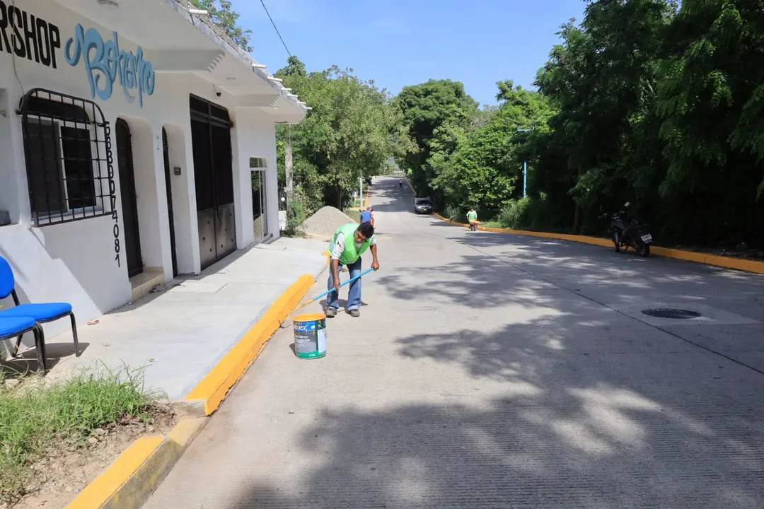 Continúa el mejoramiento de la imagen urbana en Huatulco