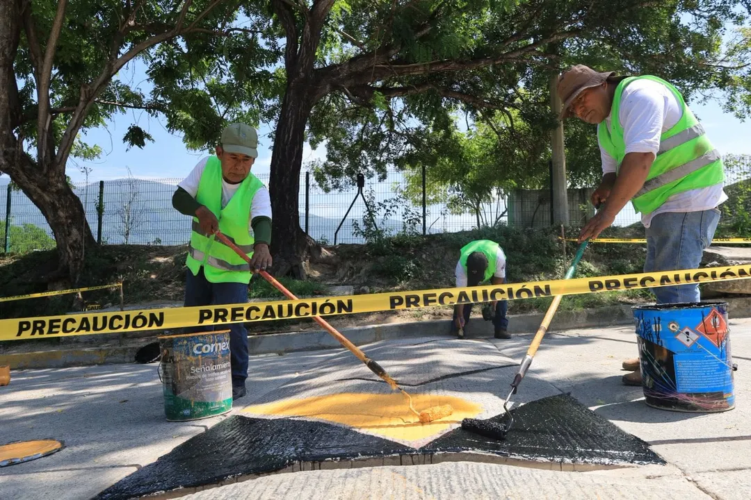 Refuerzan la seguridad vial con el pintado de topes en la colonia La Deportiva