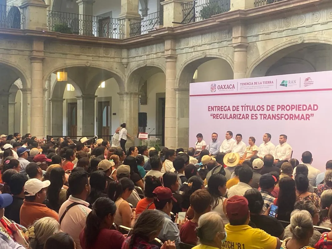 Imagen de Santa María Huatulco Present at the Delivery of Property Titles
