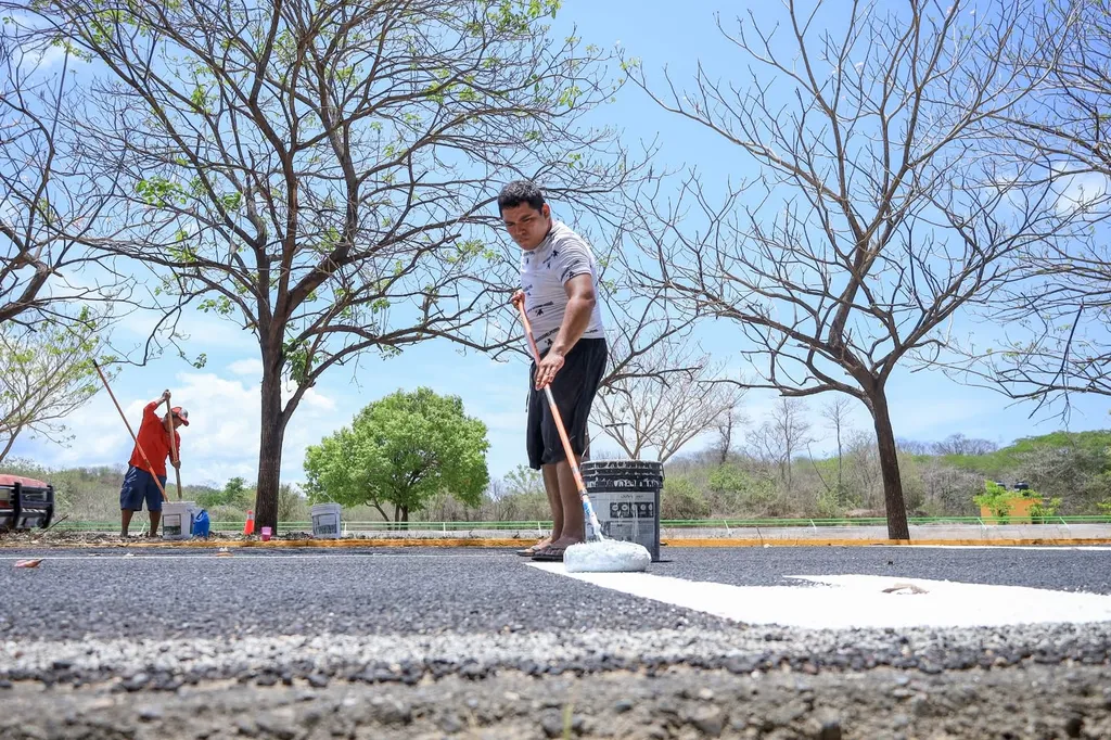 Imagen de Road signs work begins in Llano Ciruelo