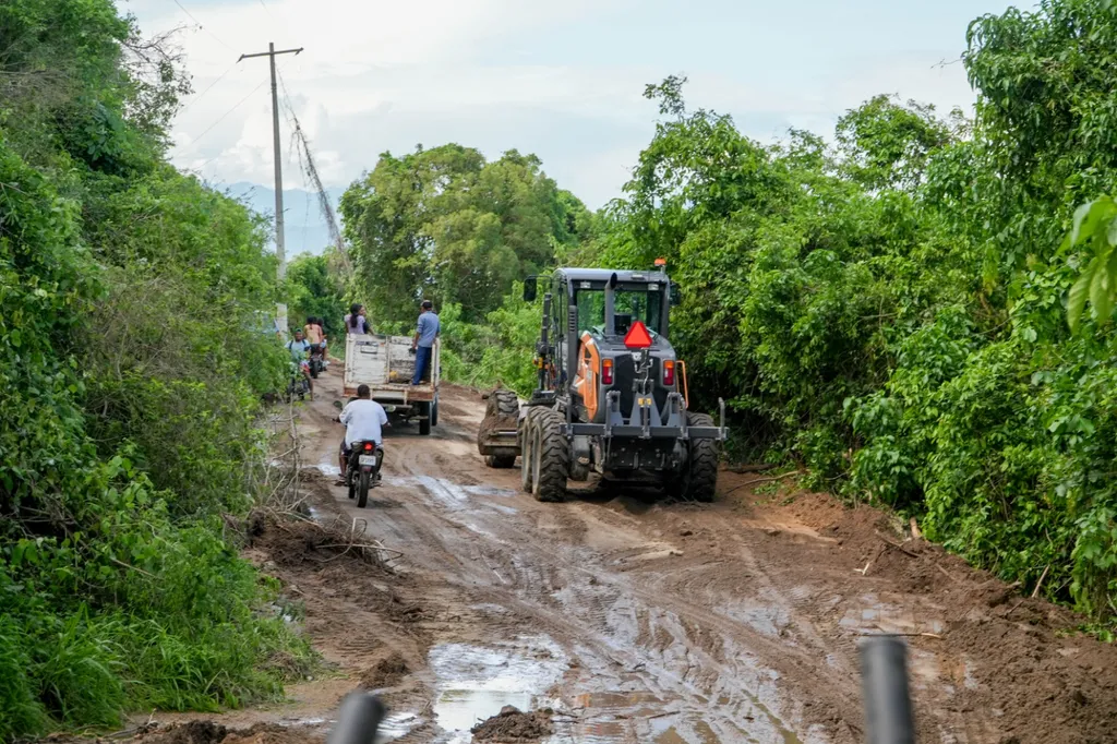 Rehabilitamos el acceso en las vías principales de Bajos del Arenal tras el Huracán Erick