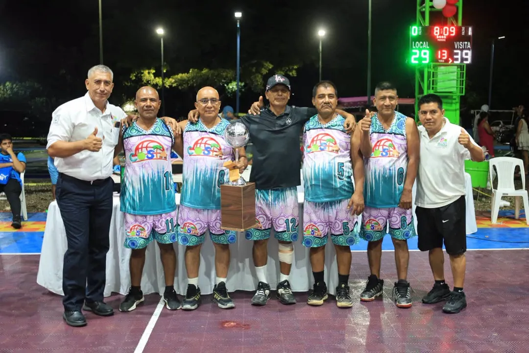 Huatulco reconoce a sus campeones del básquetbol