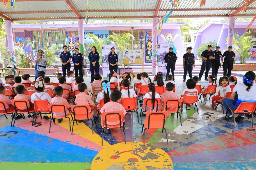 Imagen de Fostering Trust and Closeness with Huatulco's Children