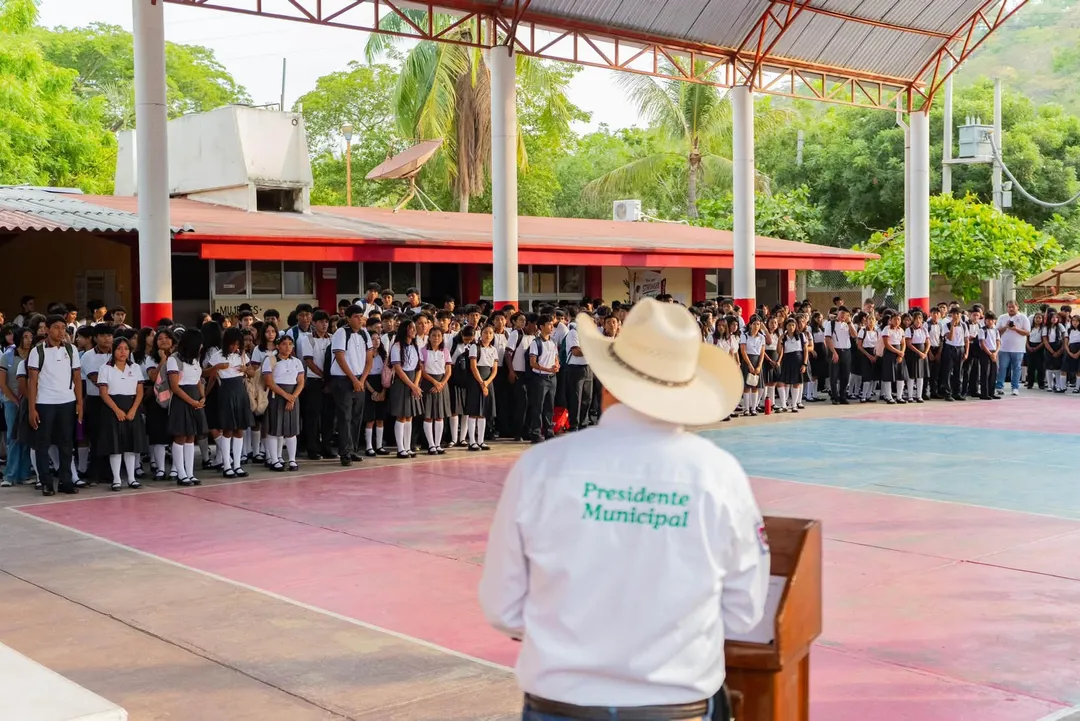 President Julio Cárdenas Reaffirms His Commitment to Huatulco’s Educational Communities