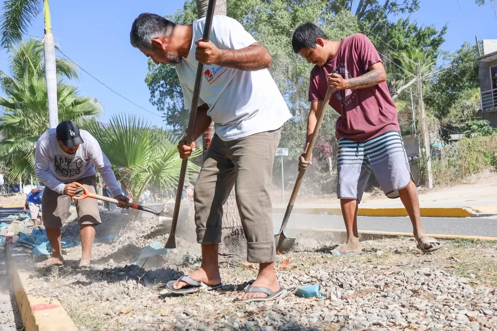 Gobierno Municipal de Huatulco ejecuta trabajos de mantenimiento y embellecimiento en el boulevard principal de la cabecera municipal