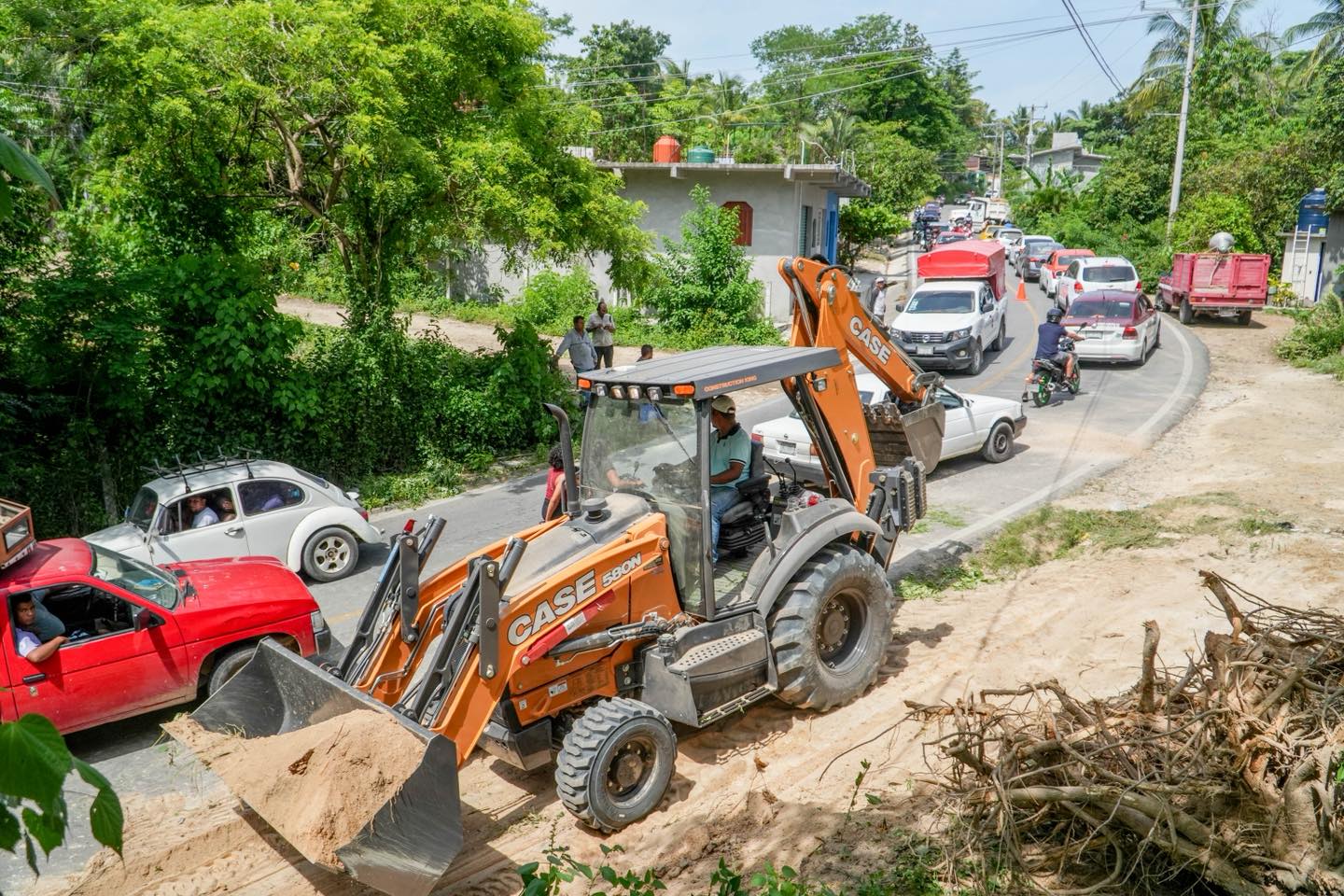 Tequio Carried Out to Clear Sidewalks in La Erradura