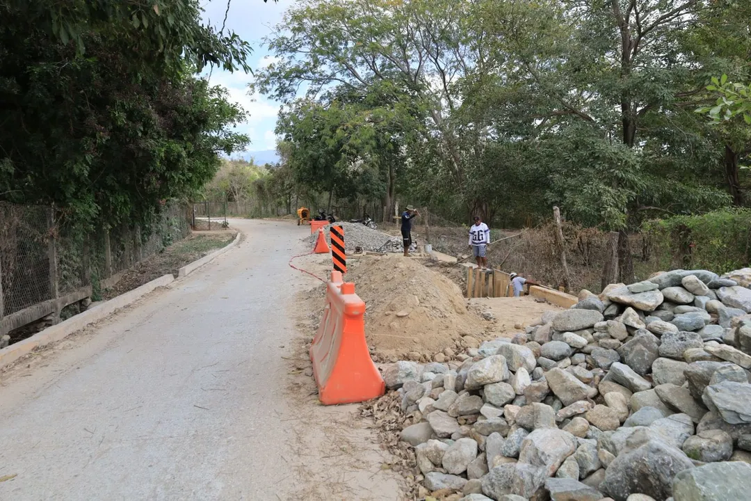 Construction of Retaining Wall Progresses in El Manantial Neighborhood