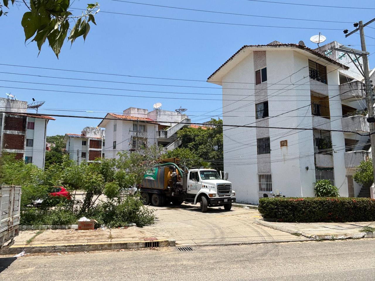 Trabajos de desazolve en Infonavit