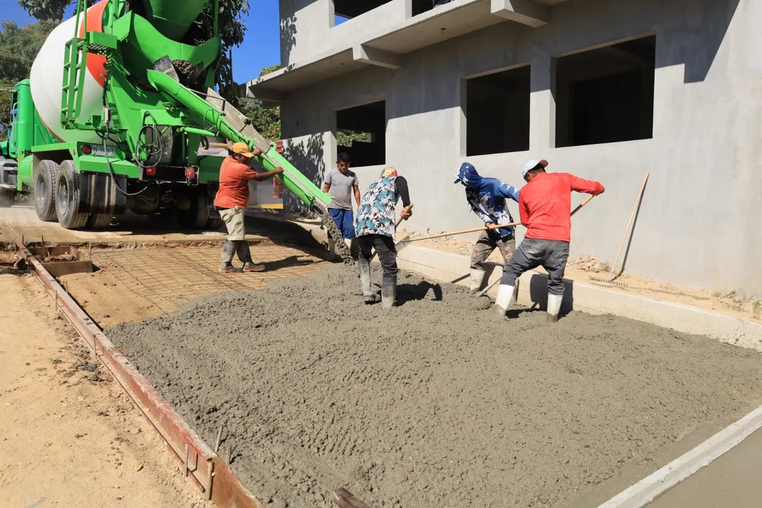 Paving Progresses on Street 8, Vicente Guerrero Neighborhood