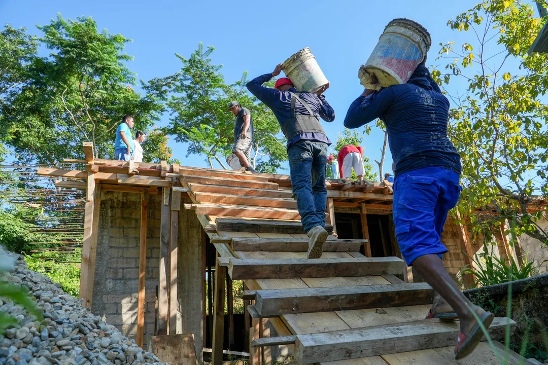 Avanza construcción de aula escolar 