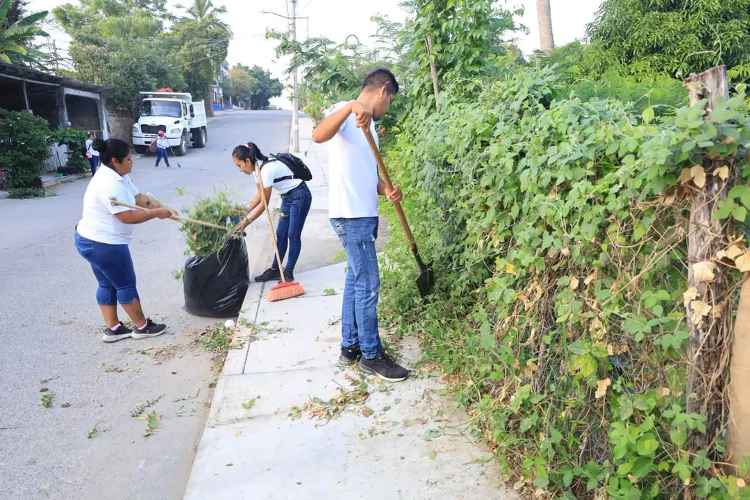 Jornada de limpieza de calles en Santa María Huatulco
