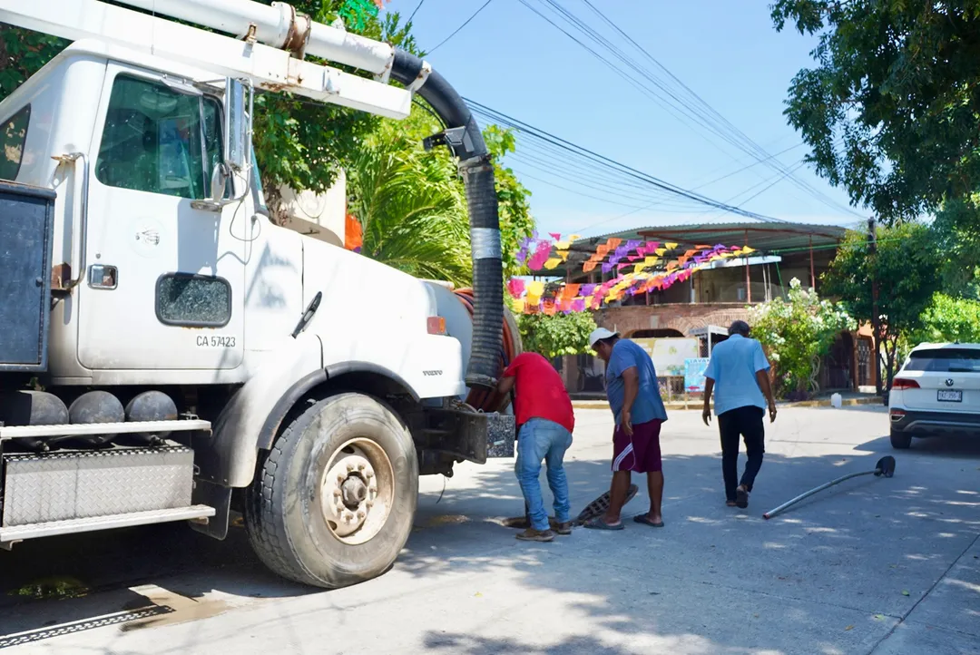 Imagen de Continúan los trabajos de desazolve en Santa Cruz Huatulco
