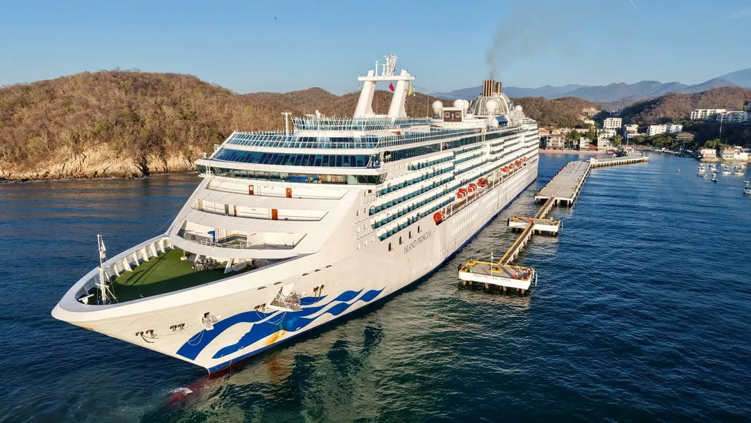 Arriba crucero al muelle de Santa Cruz Huatulco
