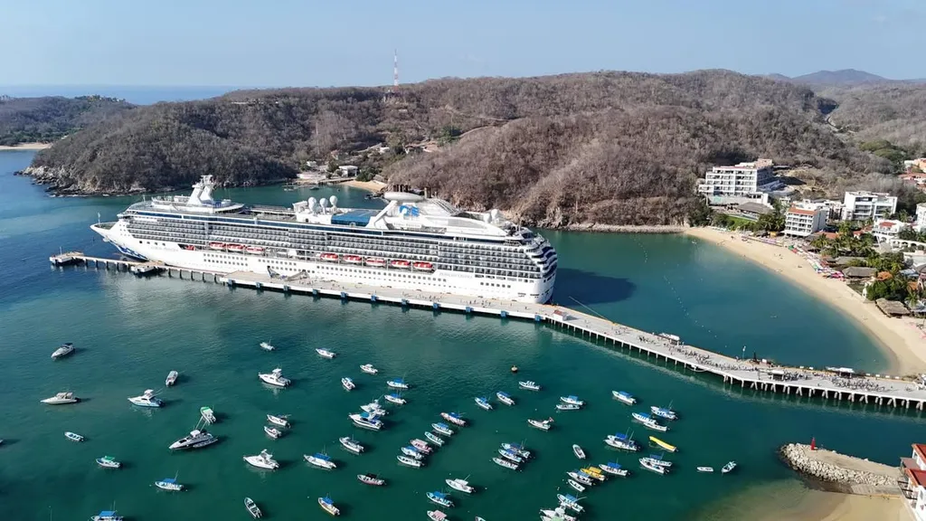 Coral Princess Cruise Arrives in Huatulco with Almost 2,000 Passengers