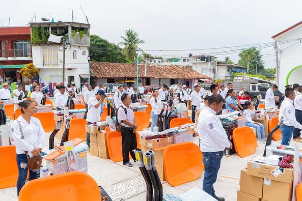 Imagen de Entregando kits de herramientas a agentes y representantes municipales 