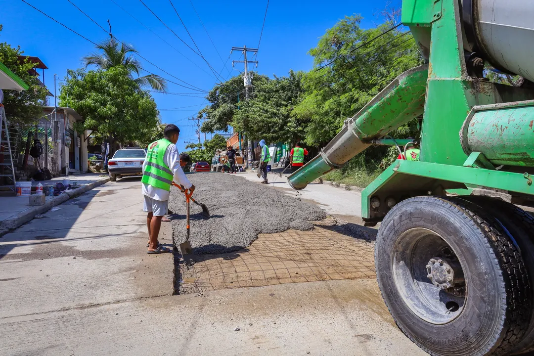 Realizan colado de lozas en calles del Sector H3