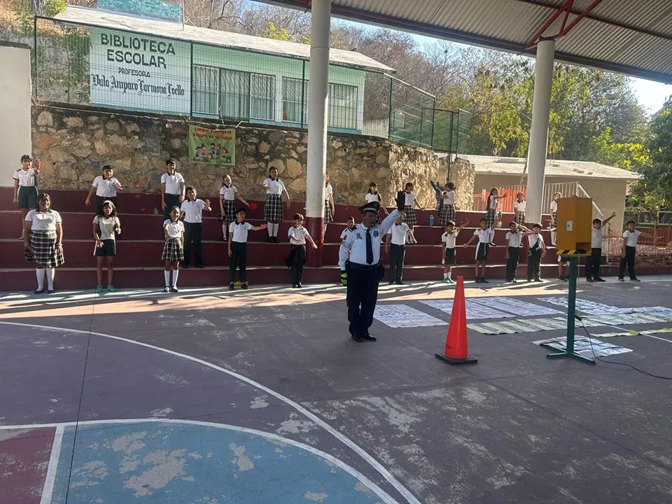 Policía Municipal de Huatulco imparte taller de seguridad y educación vial a estudiantes de primaria