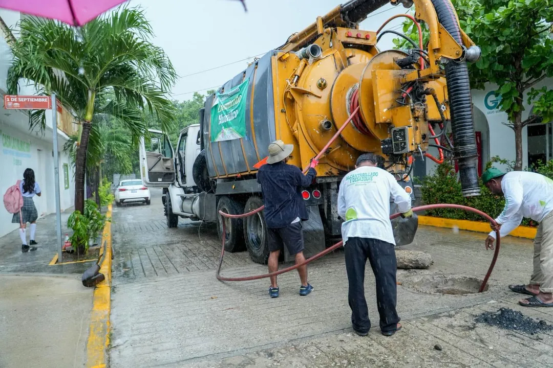 Gobierno Municipal realiza desazolve en la cabecera municipal