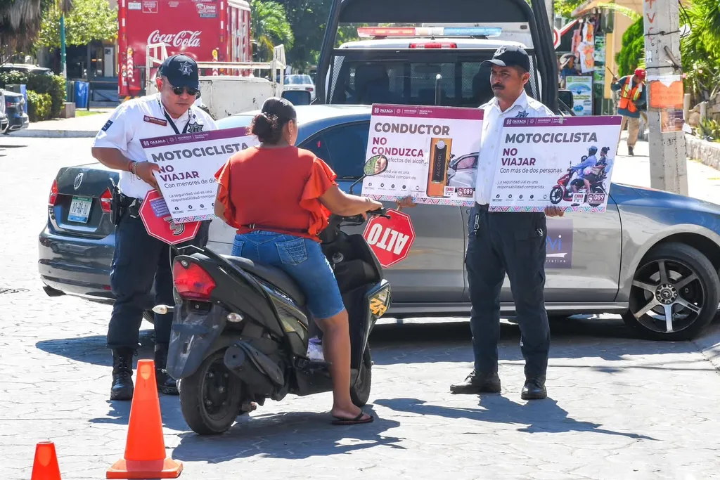 Municipal and State Traffic Police Conduct Awareness Operation to Promote Road Safety in Huatulco