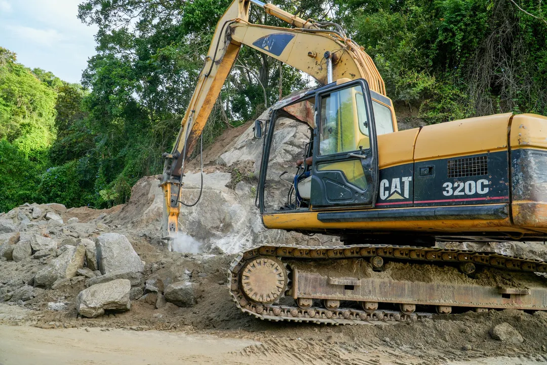  Realizando cortes de terracería para futura pavimentación