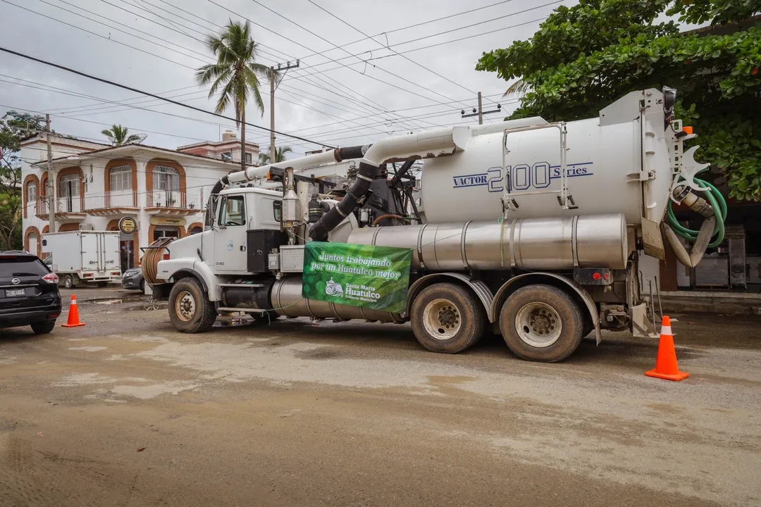 Trabajos de desazolve en Santa Cruz 